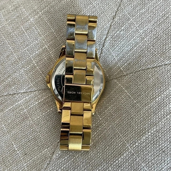 Women's Michael Kors Pearl Shell Watch. - Picture 4 of 7